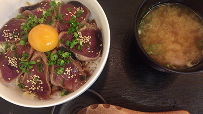 カツオと丼