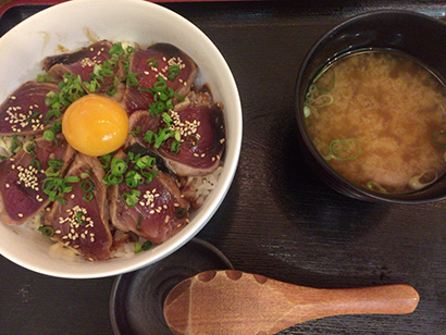 カツオと丼